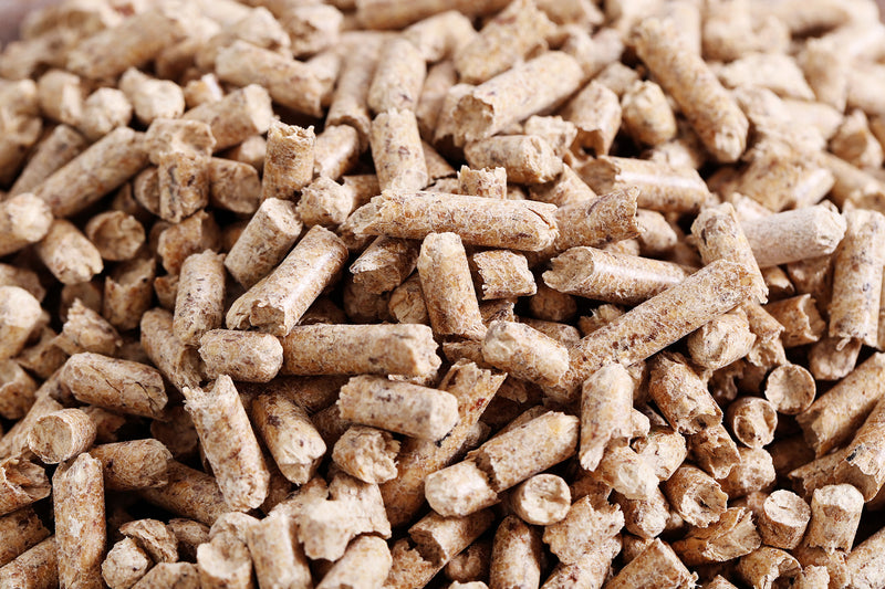 Immagine stretta e piena di truciolini pellet per stufa a pellet a biomassa